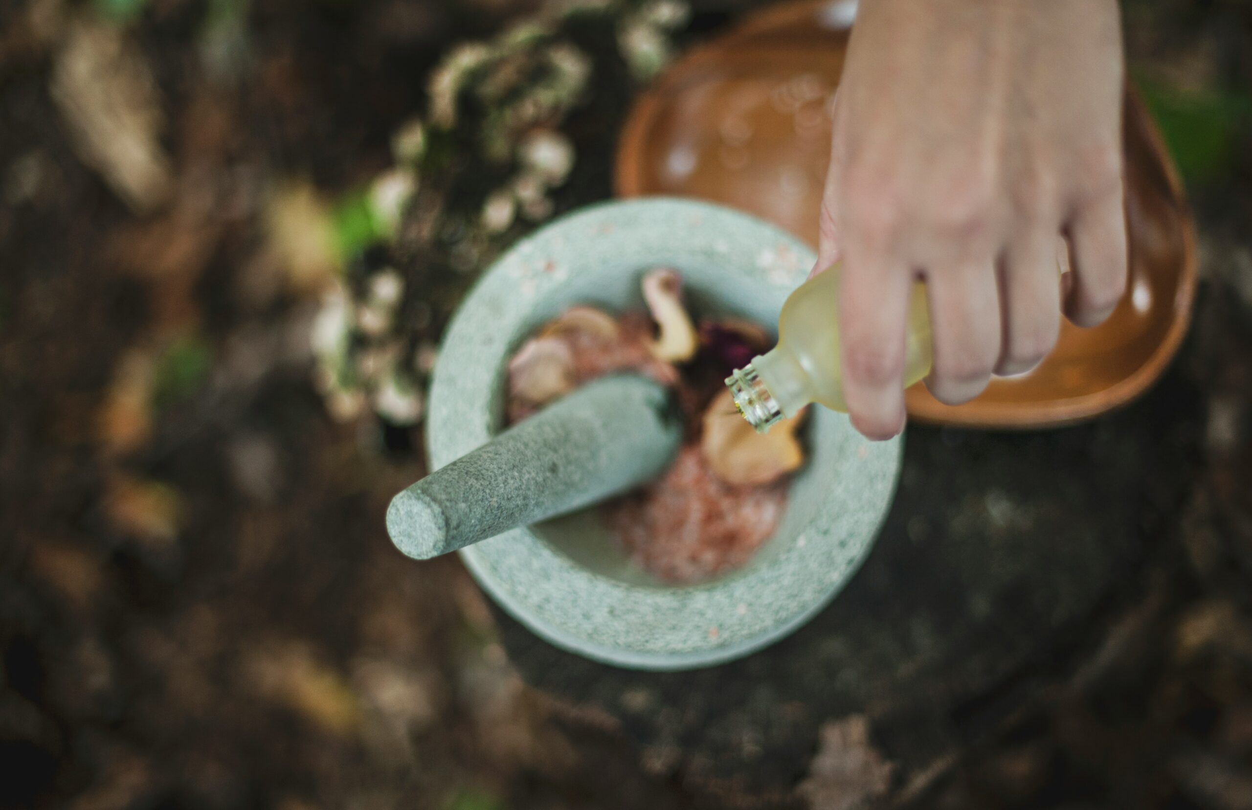 Die Geschichte der ätherischen Öle: Von der Antike bis zur modernen Aromatherapie