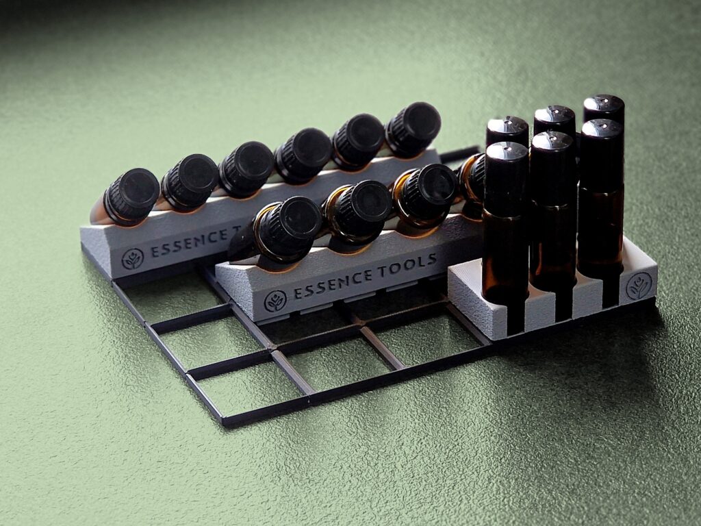 Modulare Halterungen von Essence Tools mit ätherischen Ölflaschen